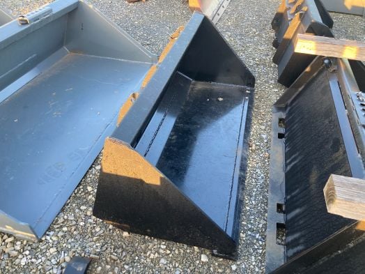 New Holland 54" skid loader bucket early NH hook ups