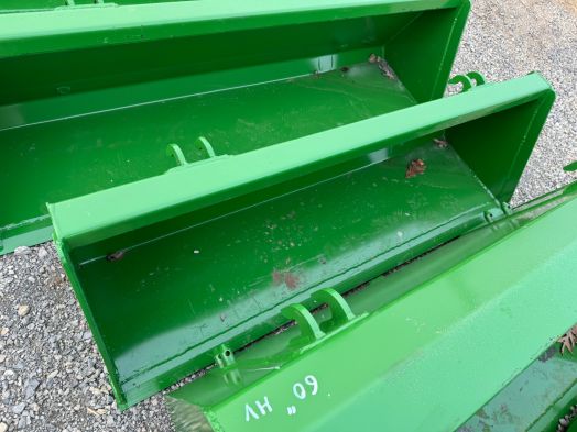 JD 66" bucket for 3 & 400 series loaders 