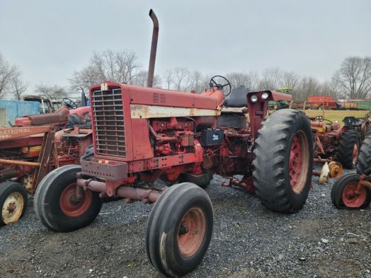 IH 856 Salvage Tractor