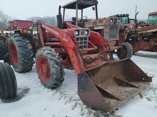 IH 684 Salvage Tractor