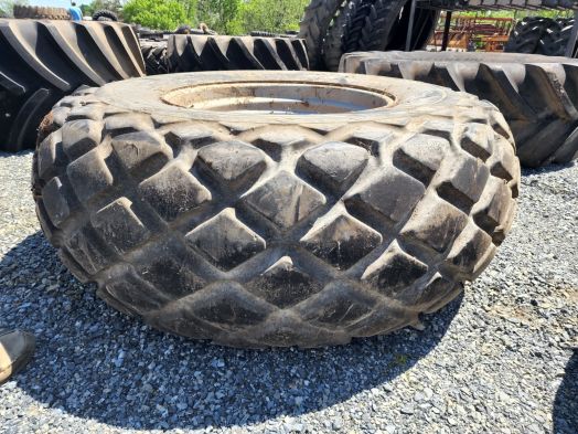 Goodyear w/ 10 Bolt Rim 24.5X32 tractor tire
