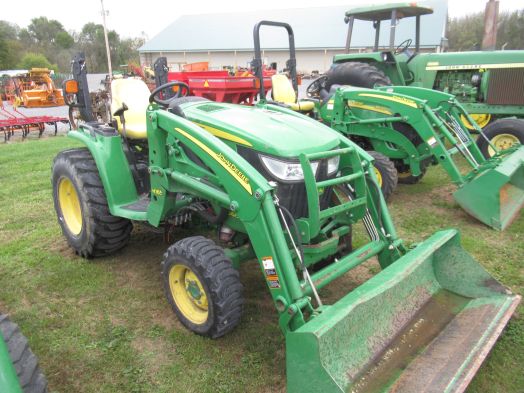 John Deere 3046R 4x4 loader