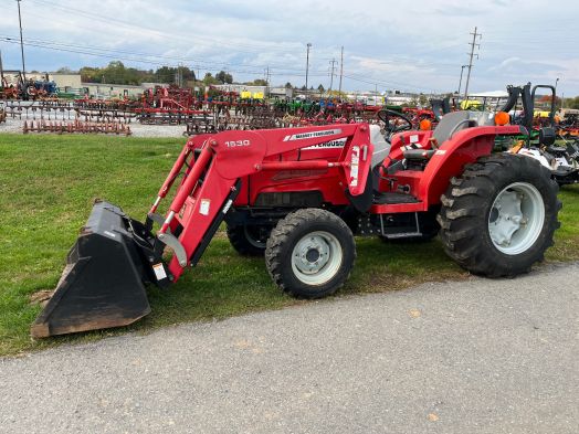 Massey Ferguson 1552 w/ loader