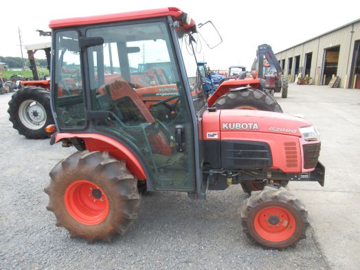 Kubota B3000 4x4 cab tractor