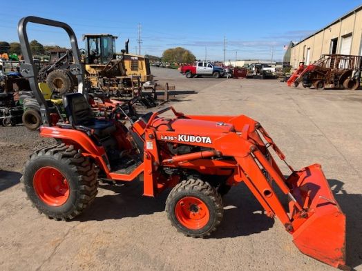 Kubota B2410 4x4 loader