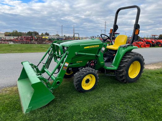 John Deere 3025e 4x4 loader