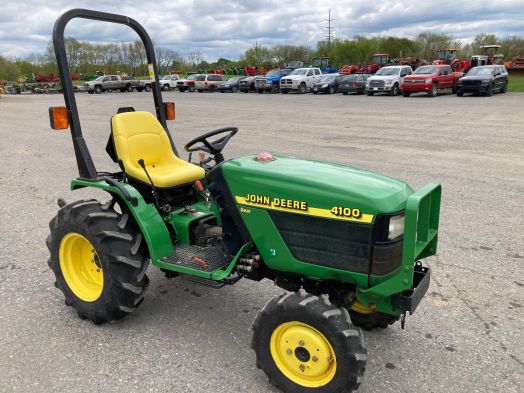 John Deere 4100 4x4 tractor