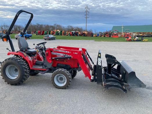 Massey Ferguson 1526 tractor loader