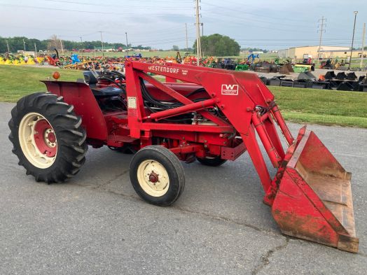 International 484 diesel with Westendorf WL-21 loader