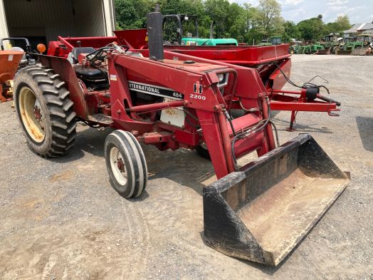 International 484 with 2200 loader 