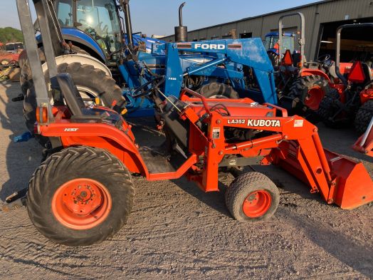 Kubota B2410 4x4 loader