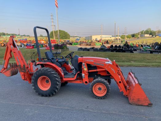 Kubota B3200 tractor loader backhoe