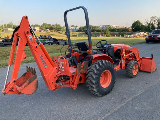 Kubota B3200 tractor loader backhoe