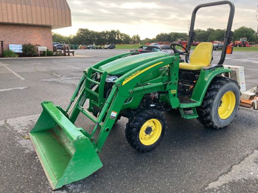 John Deere 3120 4x4 tractor with loader 