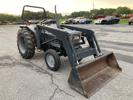 White Field Boss 37 2wd loader