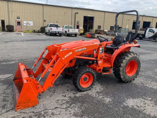 Kubota L3301 4x4 loader