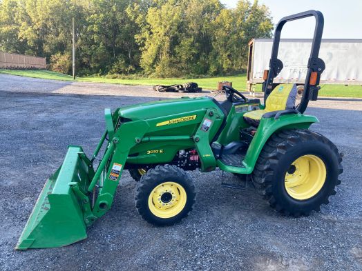 John Deere 3032E with loader