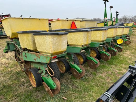 John Deere 7000 6 row corn planter 