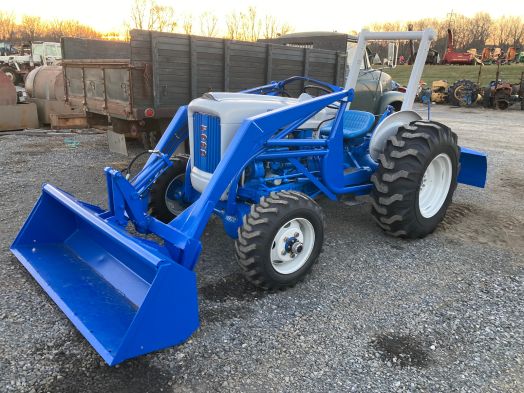 Ford 4000 tractor 4x4 loader and Dearborn blade