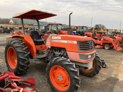 Kubota M4700 4x4 tractor