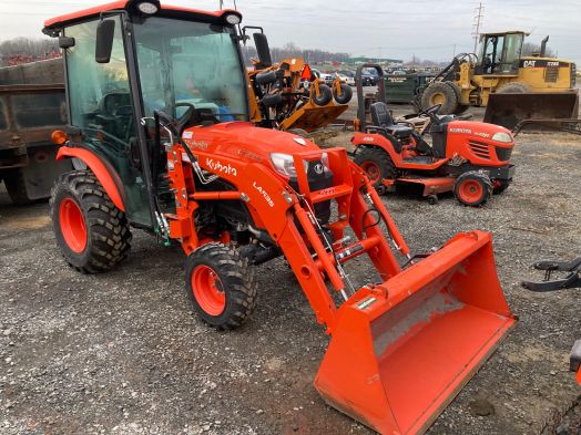Kubota LX3310 4wd cab and loader