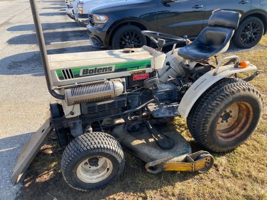 Bolens G152 tractor with belly mower