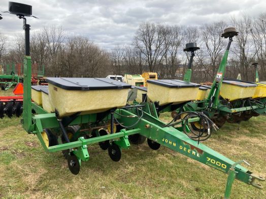 John Deere 7000 4 row Conservation cornplanter