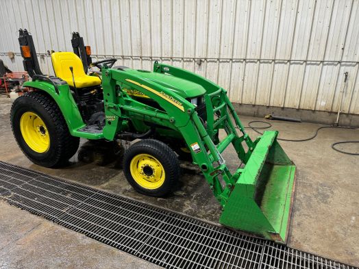 John Deere 4410 4x4 hydro tractor with loader 