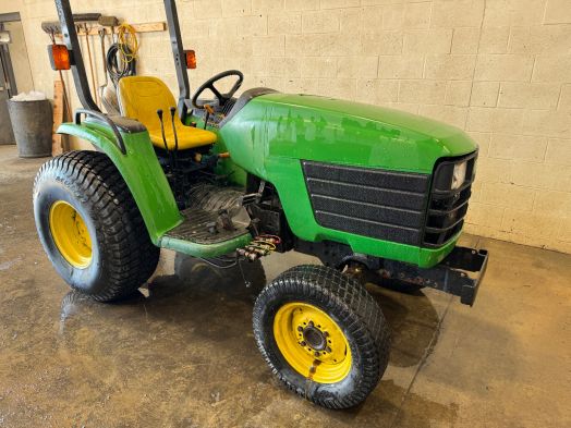 John Deere 4200 4x4 tractor