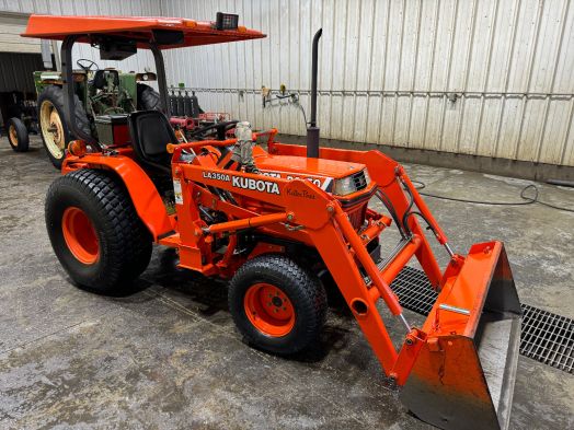 Kubota B2150 HST 4x4 tractor with loader 