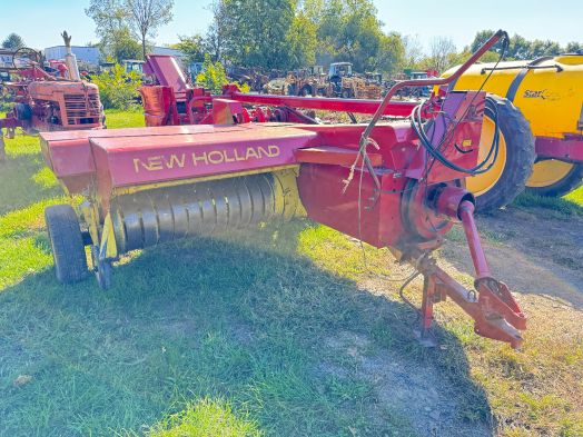 New Holland 273 baler with thrower