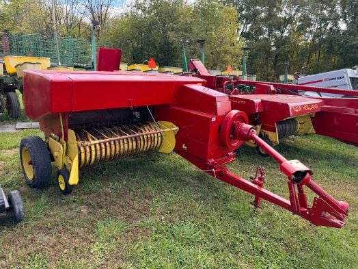 New Holland 276 small square baler with chute