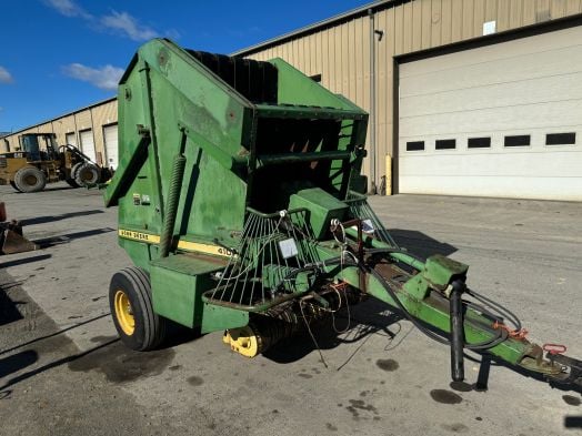 John Deere 410 round baler 