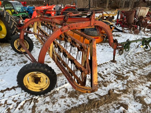 New Holland 256 hay rake