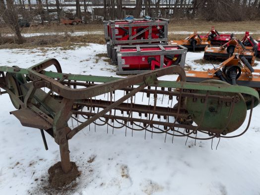 John Deere 350 3pt hay rake 
