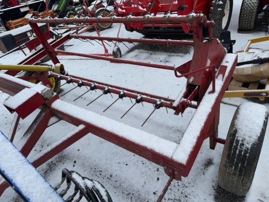 Stoltzfus 7' fluffer tedder