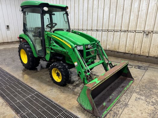 John Deere 3720 cab tractor loader