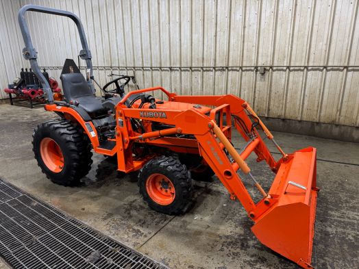 Kubota B7610 4x4 tractor
