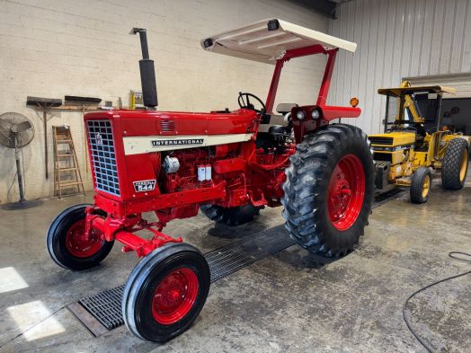 International 544 D wide front tractor