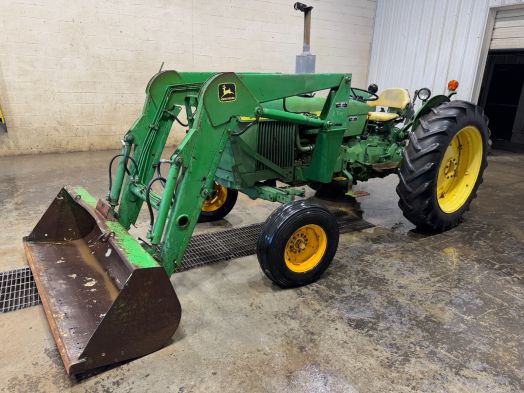 John Deere 2020 tractor with loader