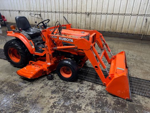 Kubota B2400 HST tractor loader and mower 
