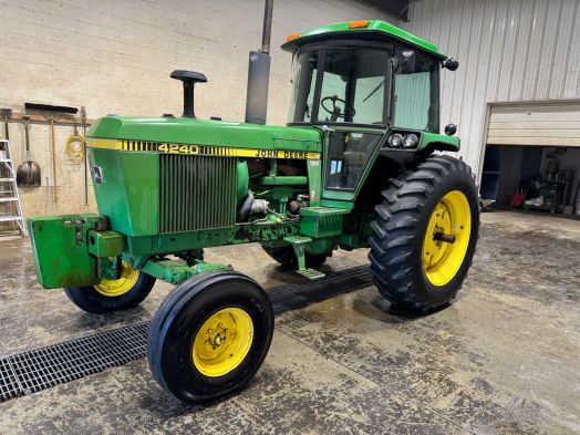 John Deere 4240 cab tractor