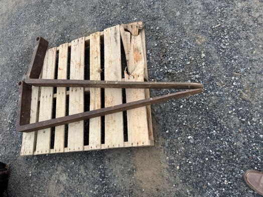 Shaft mounted pallet forks 60" long