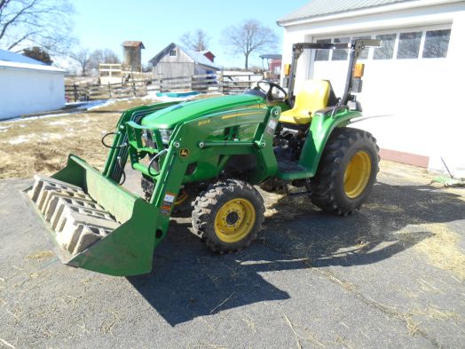 John Deere 3032e tractor with loader