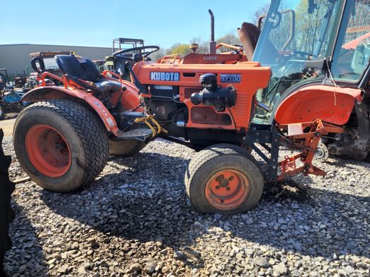 Kubota B7100 Salvage Tractor 