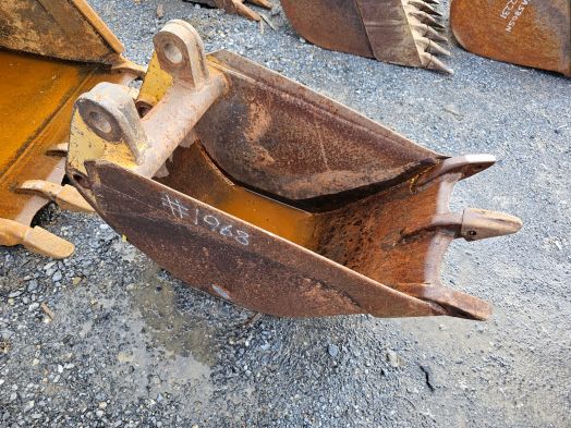 18" backhoe bucket off JD 415D