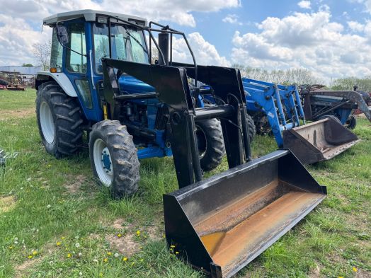 Ford 5610 / Farmhand XL940 loader
