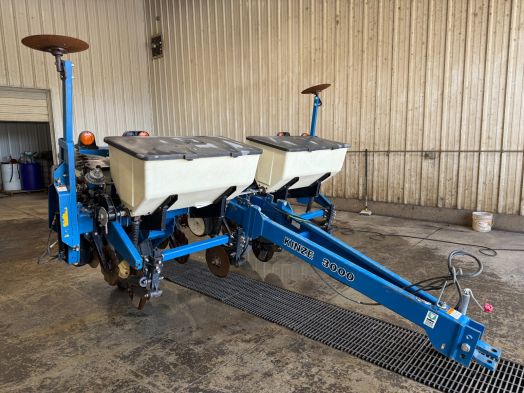 Kinze 3000 4 row corn planter