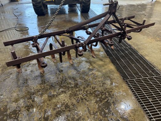 Pittsburgh 2 row 3pt cultivator.