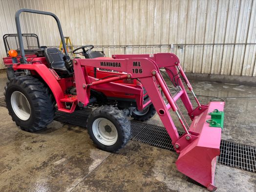 Mahindra 2615 4wd tractor with loader 